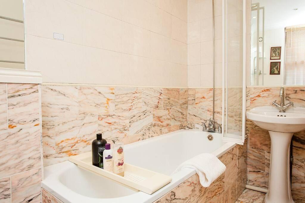 Bright 2 Bedroom Flat In Central Londra Exterior foto